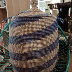 Grand panier bicolore tressé pour la décoration en paille et plastique recyclé – blanc et bleu, Grand